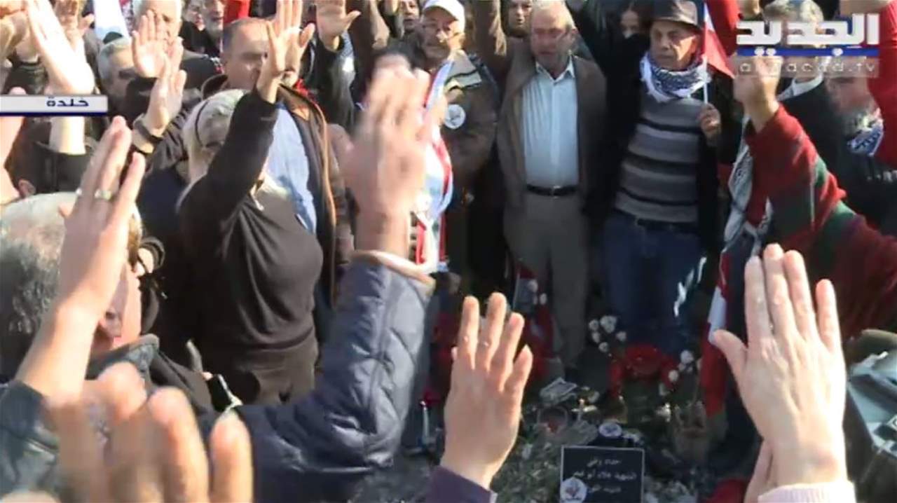 زوجة الشهيد علاء أبو فخر تستقبل "قافلة الثورة" عند مثلث خلدة