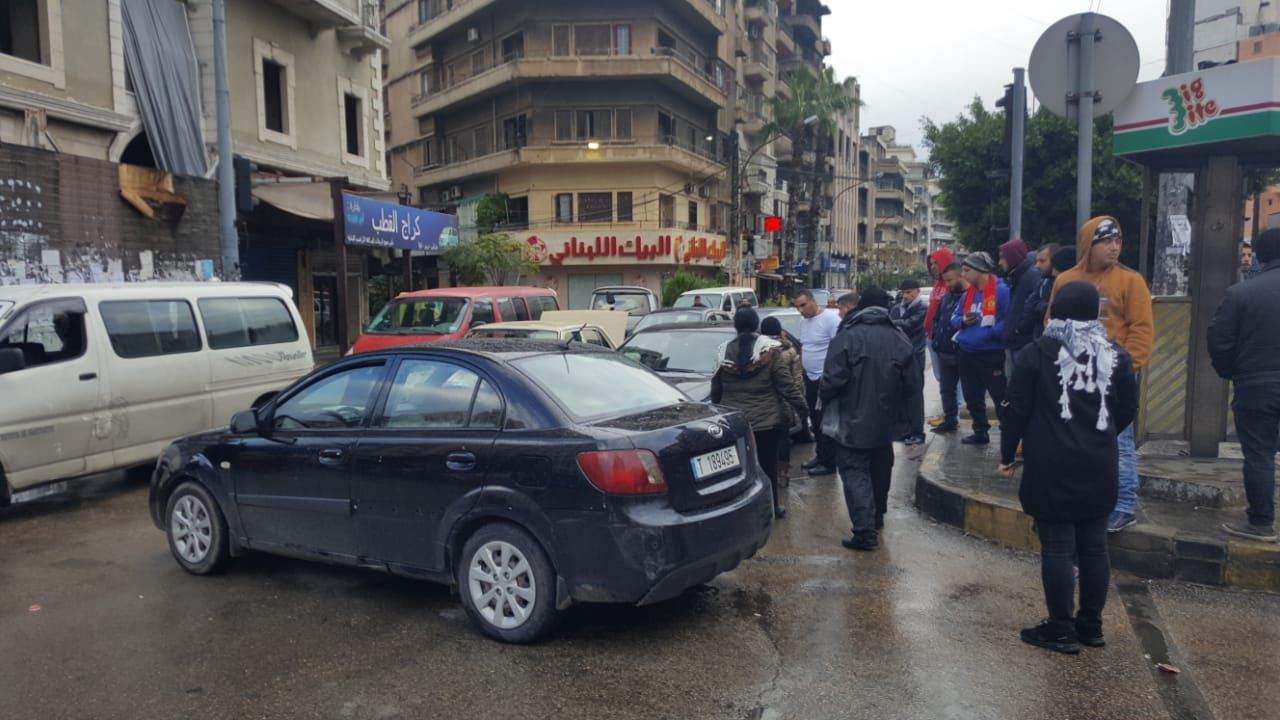 قطع طرقات رئيسية وفرعية في طرابلس ومسيرات سيارة تجوب الشوارع للدعوة الى الالتزام بالاضراب العام