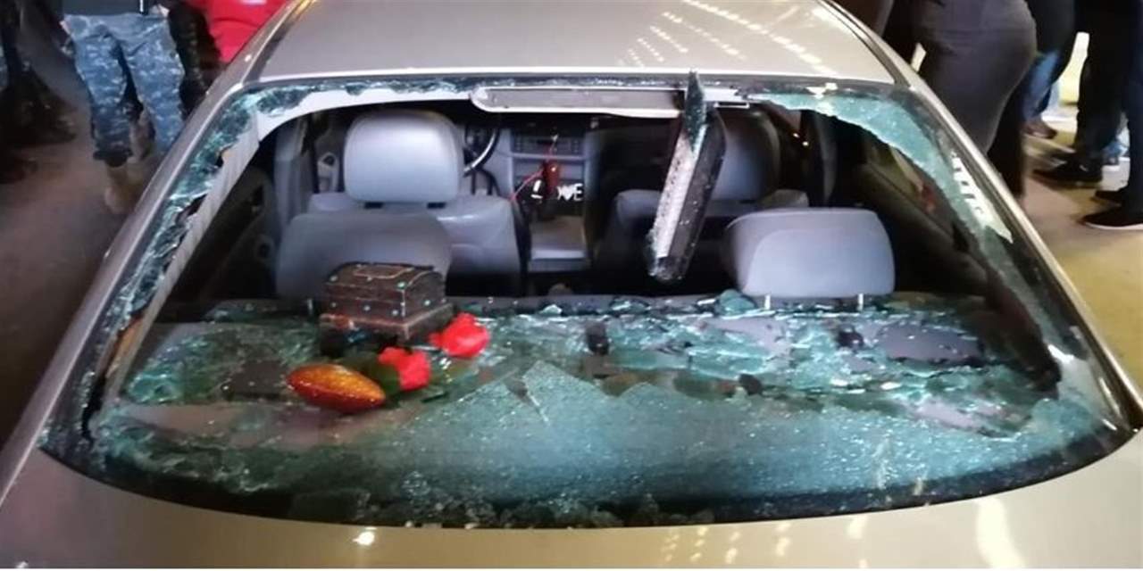 جرحى وتحطيم سيّارات جرّاء الاعتداء على متظاهرين في محلّة "تلّة الخيّاط"