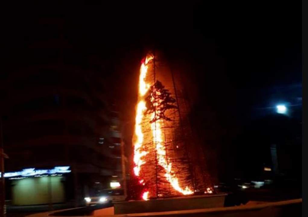 إحراق شجرة الميلاد عند دوار النيني بطرابلس وغرفة حرس منزل المفتي الشعار فجراً