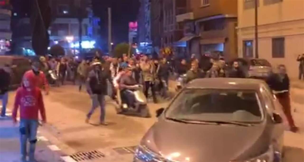 محتجون يقطعون الطريق الدولية في طرابلس وطريق التبانة