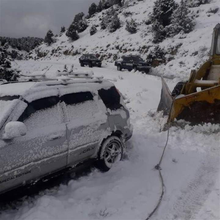 سحب سيارات احتجزتها الثلوج في أعالي عكار 