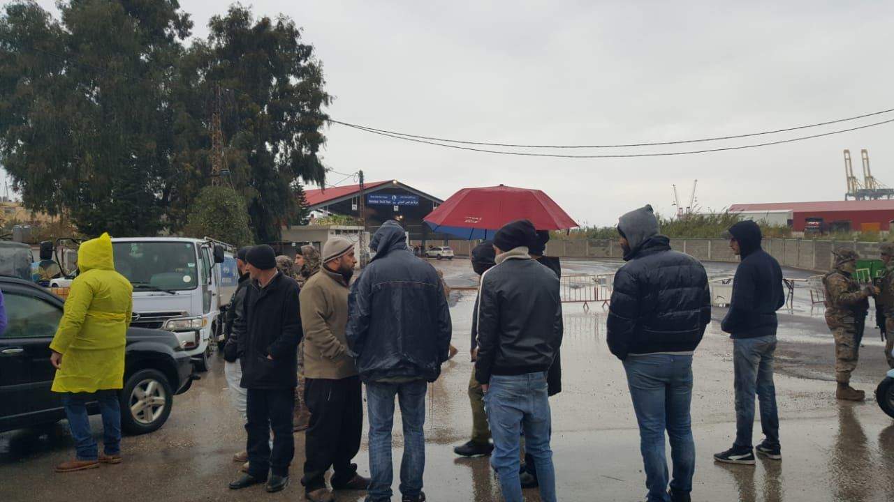 مراسل "الجديد":محتجون أقفلوا مدخل مرفأ طرابلس