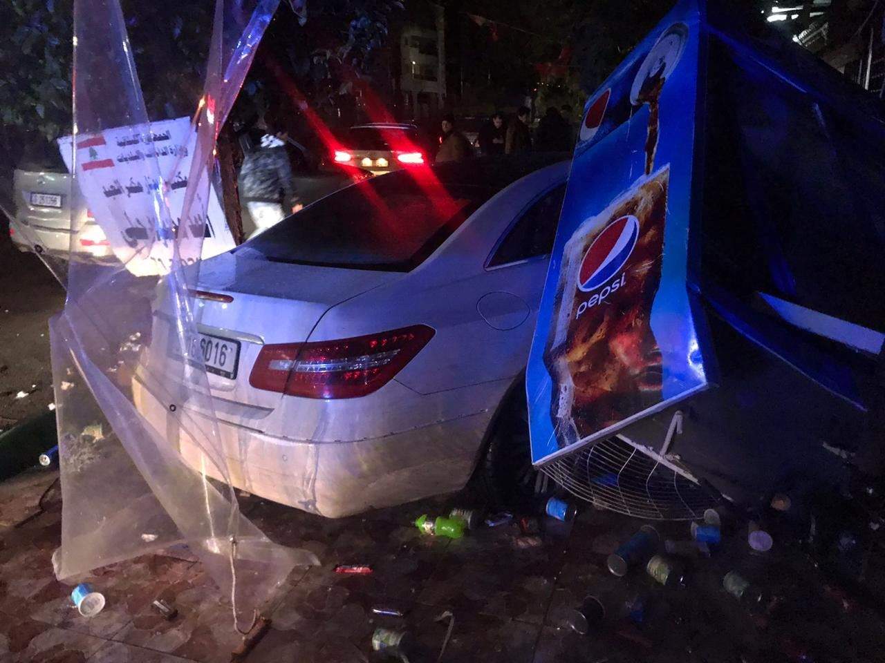  سيارة تقتحم مقهى في صيدا