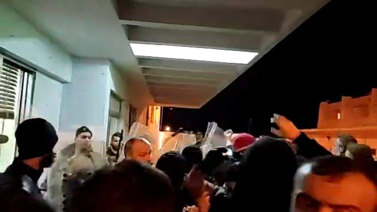 جهاز الطوارئ والإغاثة: إصابة 12 شخصاً نتيجة اشتباك بين المتظاهرين والجيش اللبناني في مدينة طرابلس