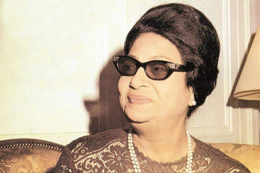 أم كلثوم بظهور نادر.. ترتدي الحجاب وتتخلّى عن نظارتها السوداء