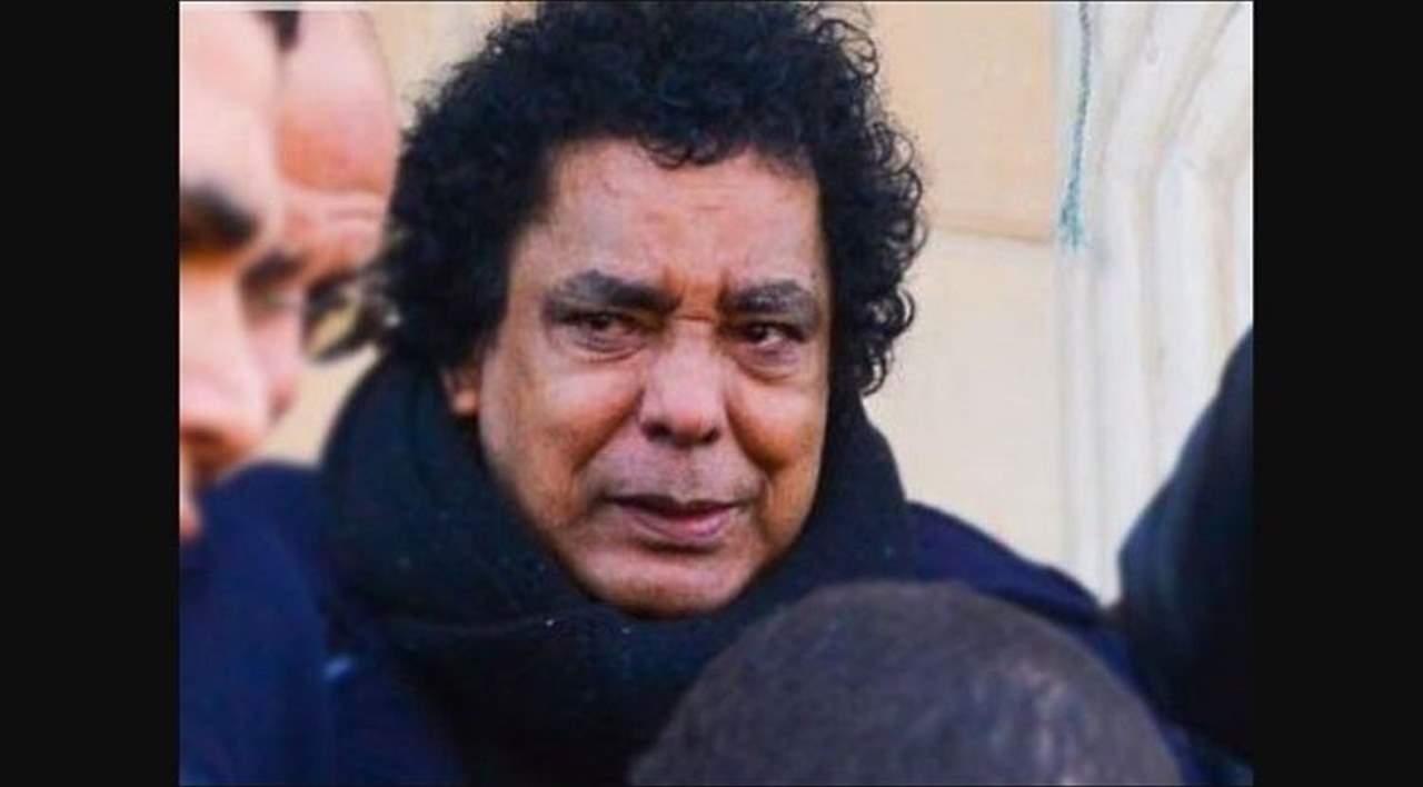 عدسات الكاميرات ترصد محمد منير منهارًا في جنازة ابن عمّه
