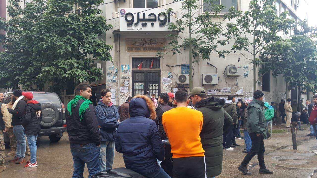مراسل "الجديد": محتجون يعتصمون امام مركز اوجيرو في طرابلس - التل