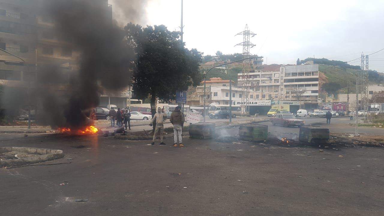 مراسل "الجديد": المحتجون يقطعون طريق البحصاص في طرابلس بالإطارات المشتعلة 