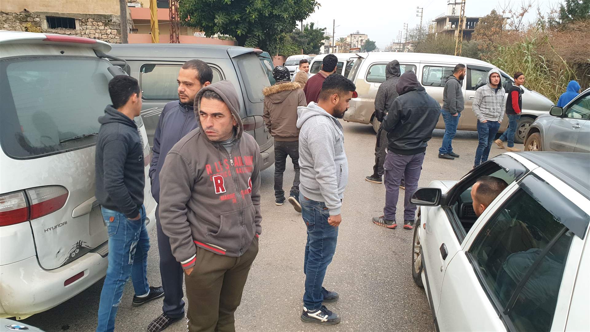 أصحاب الفانات قطعوا طريق العبدة احتجاجاً على فقدان المازوت