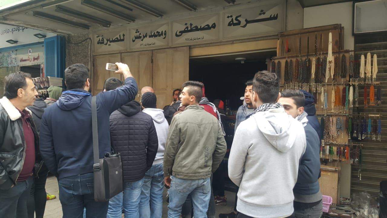 مراسل "الجديد": محتجون في طرابلس يجولون على محلات الصيرفة ويطالبون اصحابها بعدم التداول بالدولار