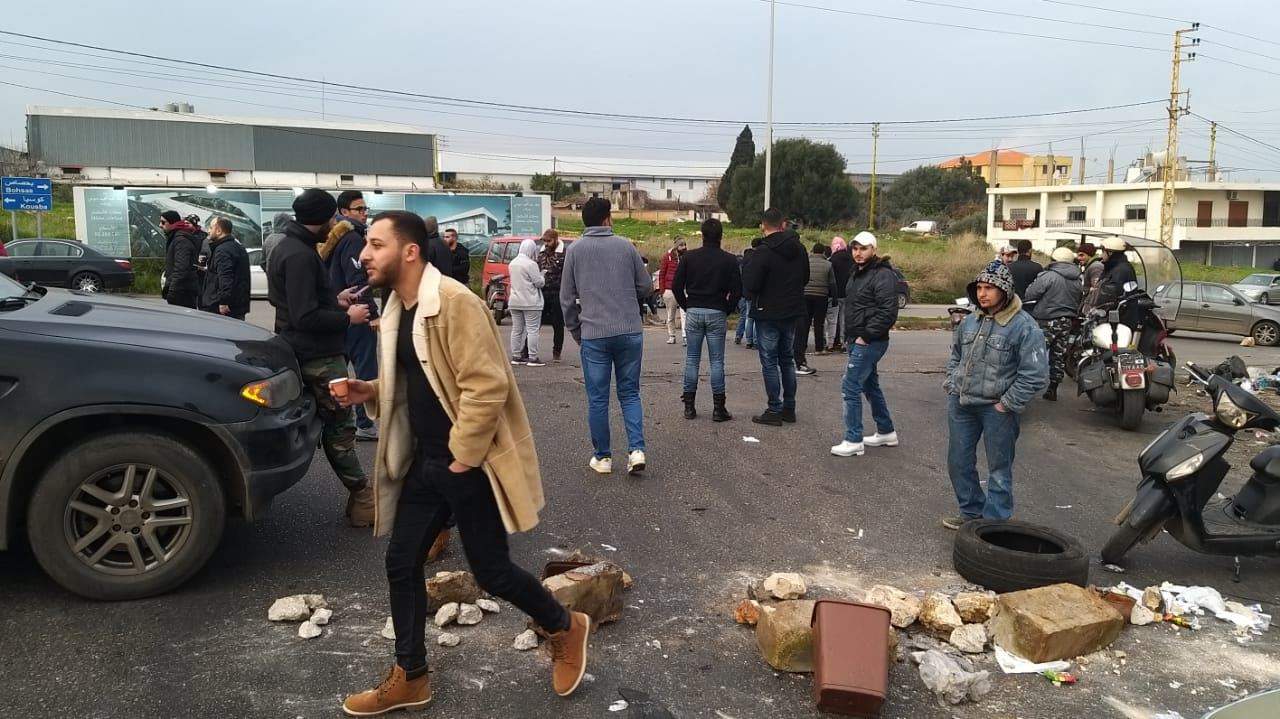 مراسل "الجديد": قطع طريق وادي هاب في طرابلس بالاتجاهين بالحجارة والعوائق