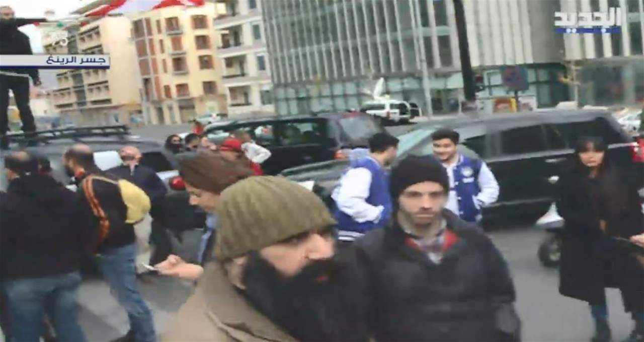 مراسلة "الجديد": الطريق عند تقاطع الرينغ -برج الغزال مقطوعة بالاتجاهين والمحتجون ركنوا سياراتهم وسط الطريق وقد فتح مسلك فرعي امام السيارات