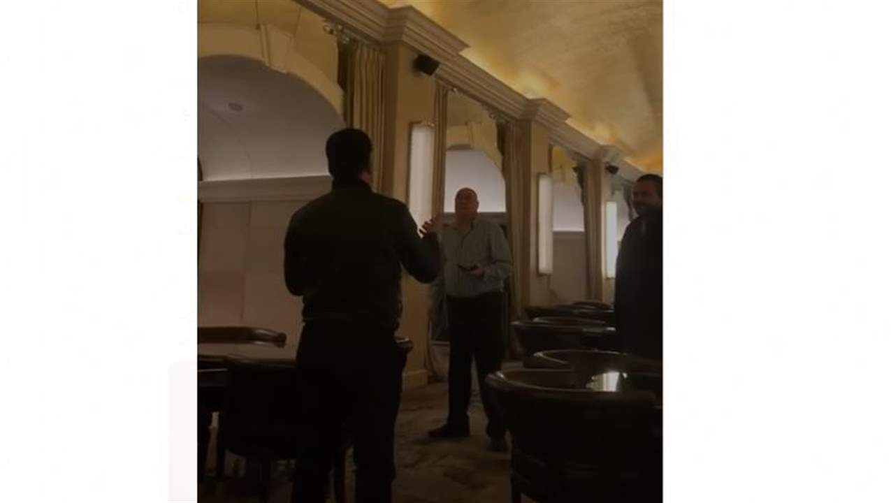 بالفيديو - محتجون يهاجمون جوزيف أبو فاضل في أحد المطاعم