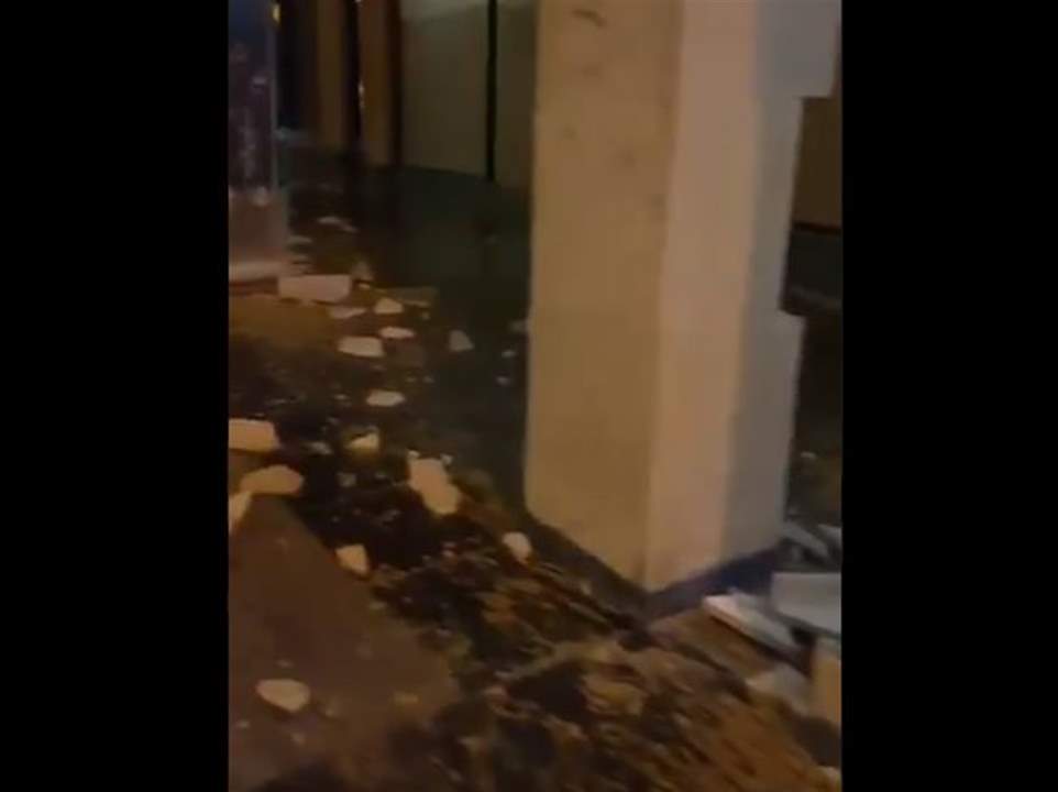 قوى الأمن تنشر فيديو: "مشاغبون" انتزعوا "بلاط" الأعمدة في وسط بيروت 