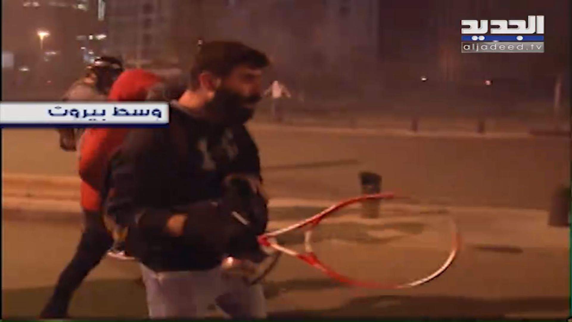 متظاهر يواجه القنابل المسيلة للدموع بمضرب "تنس"