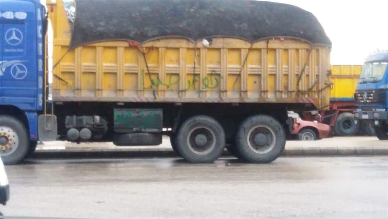 محتجون اعترضوا شاحنة نفايات آتية من بيروت الى صيدا وصادروا مفاتيحها