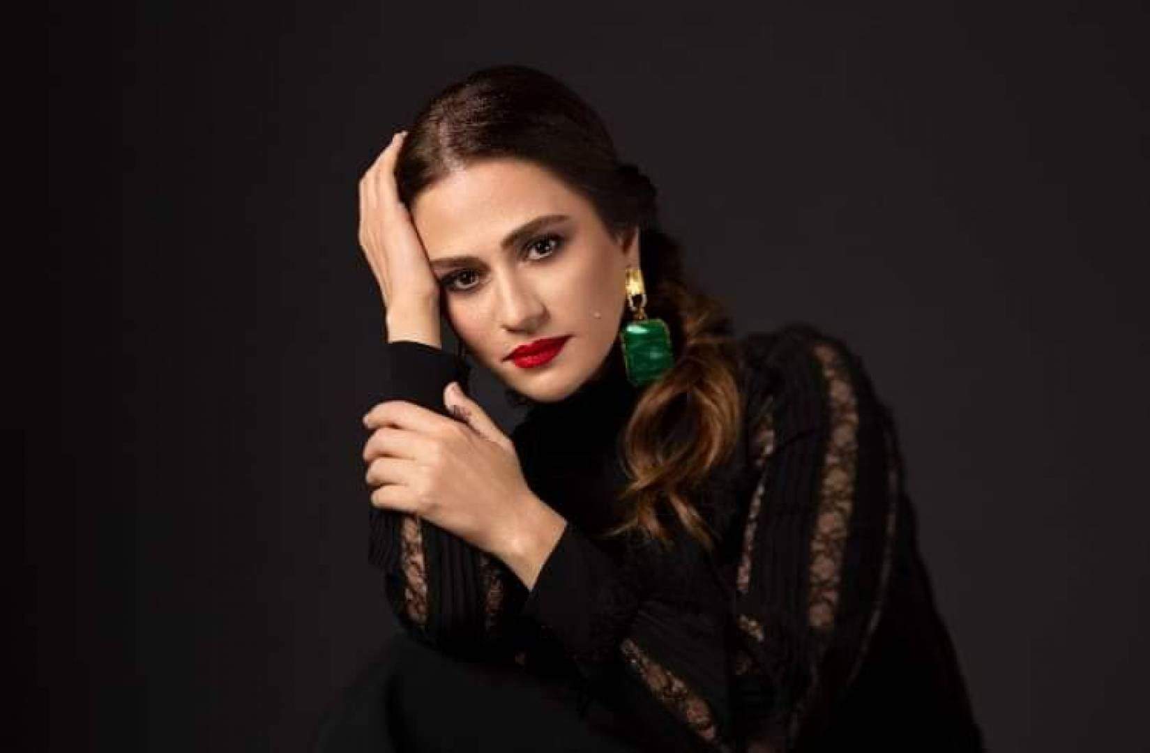 صورة محزنة لـ جوليا بطرس مع والدها بعد وفاته 