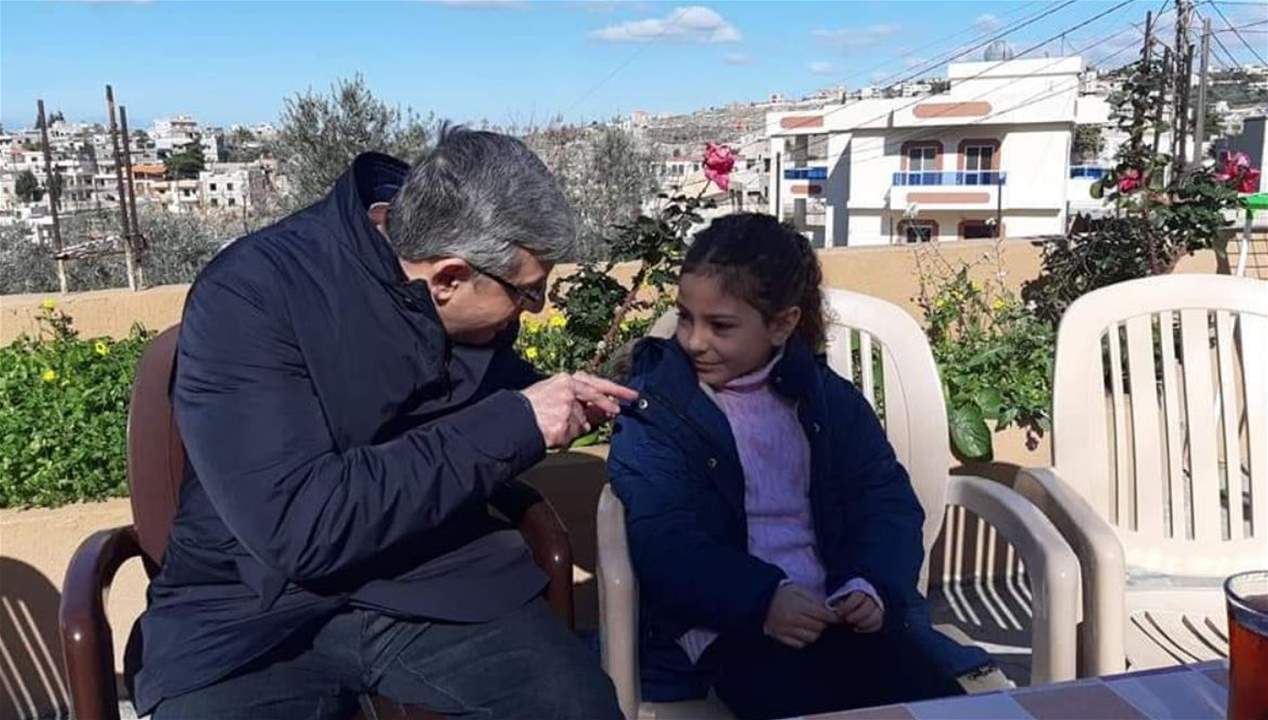 وزير التربية يفاجئ الطالبة آية جابر بزيارة الى منزلها 