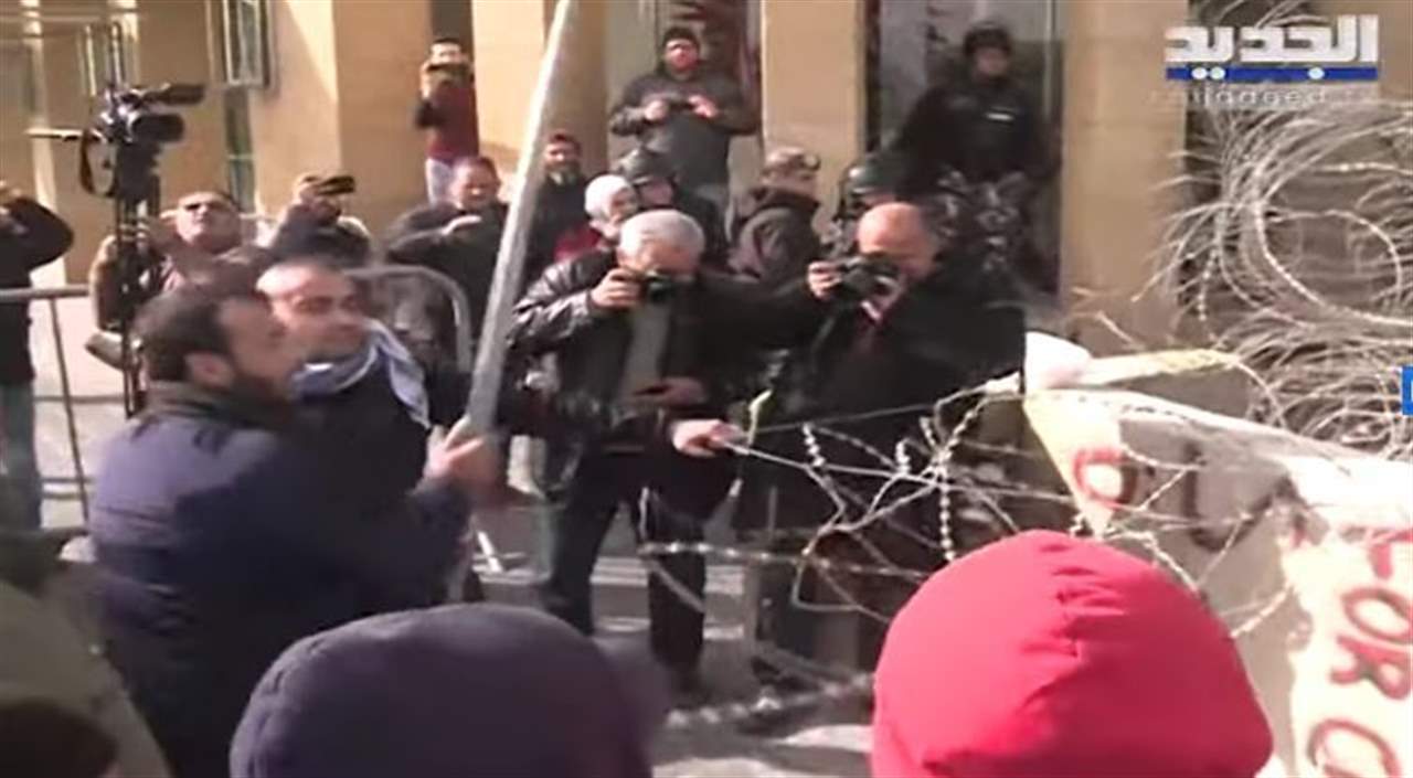 المحتجون يزيلون السياج الشائك في محيط مجلس النواب واشكال مع القوى الامنية