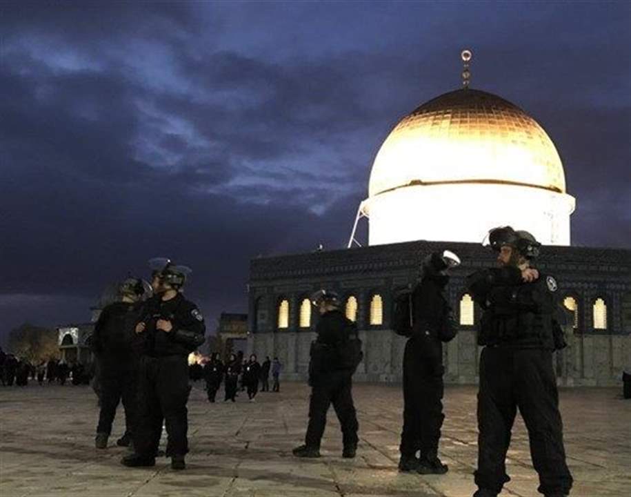 بالصور- قوات الاحتلال تقتحم المسجد الأقصى وتعتدي على المصلين فجراً 