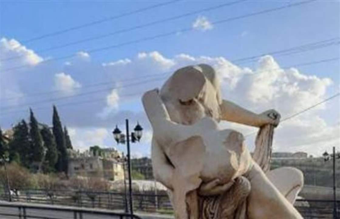 انزعج من تمثال امرأة عارية... فحطّمه في الرميلة
