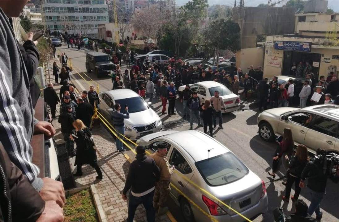 محتجون أمام قصر العدل في بعبدا تزامناً مع جلسة الاستماع إلى المصري وقاعي