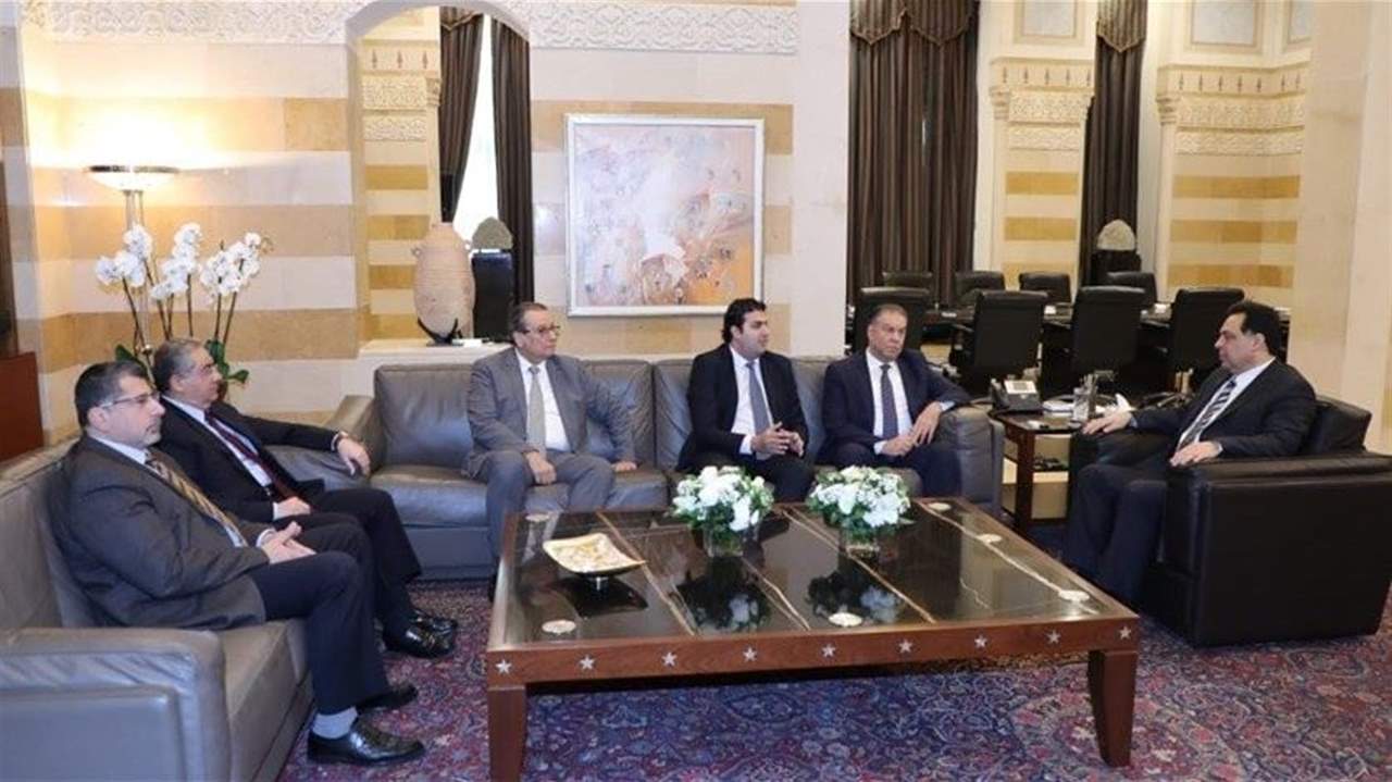 نقيب الصيارفة بعد لقائه دياب: الصيارفة غير المرخصين لا يلتزمون سعر الألفي ليرة ما يولّد خللاً في السوق