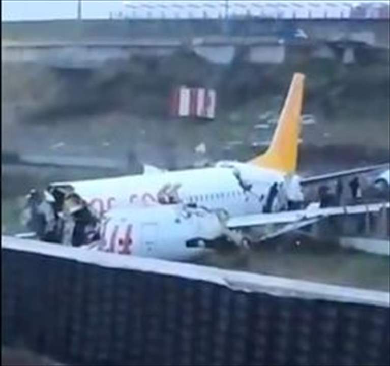 بالفيديو - حادث انشطار الطائرة التركية في مطار "صبيحة" باسطنبول