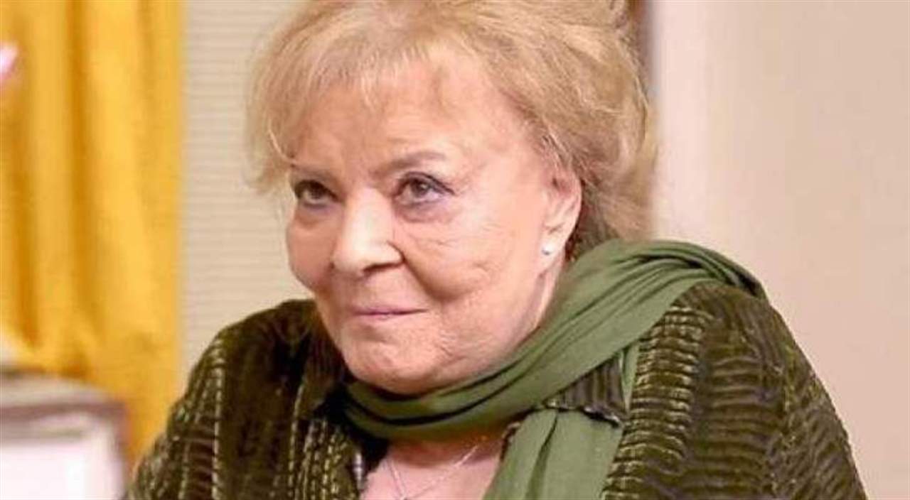 إلهام شاهين وفيفي عبده تنهاران بجنازة ​نادية لطفي​ 