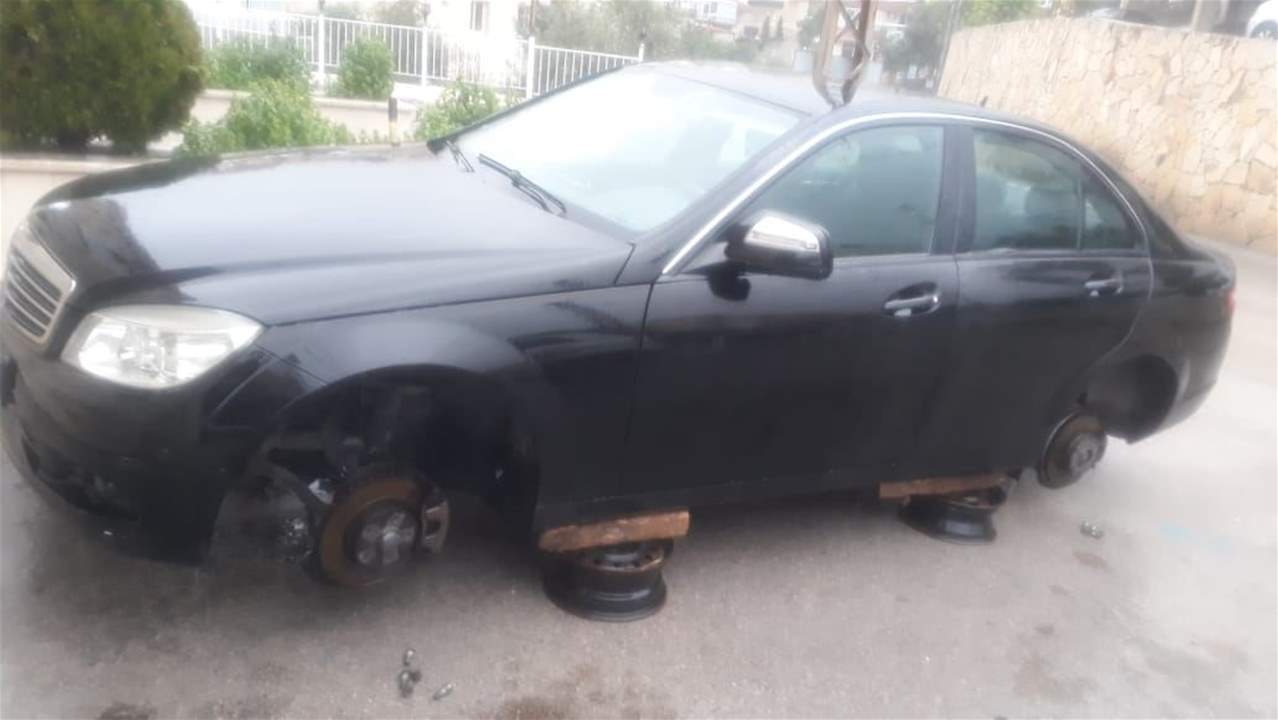 تكسير سيارة عضو بلدية بلاط في جبيل