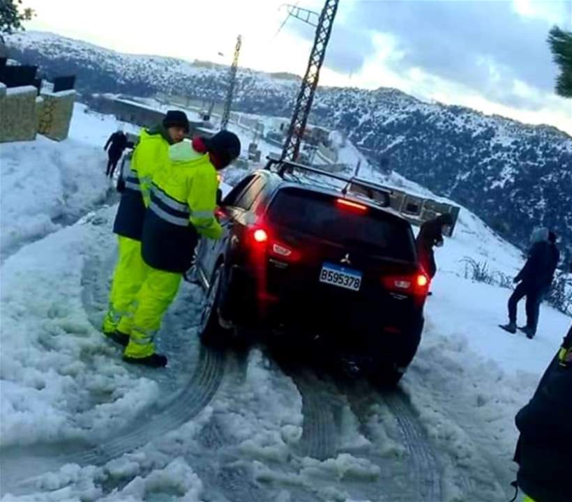 إنقاذ أشخاص احتجزتهم الثلوج على طريق القبيات 