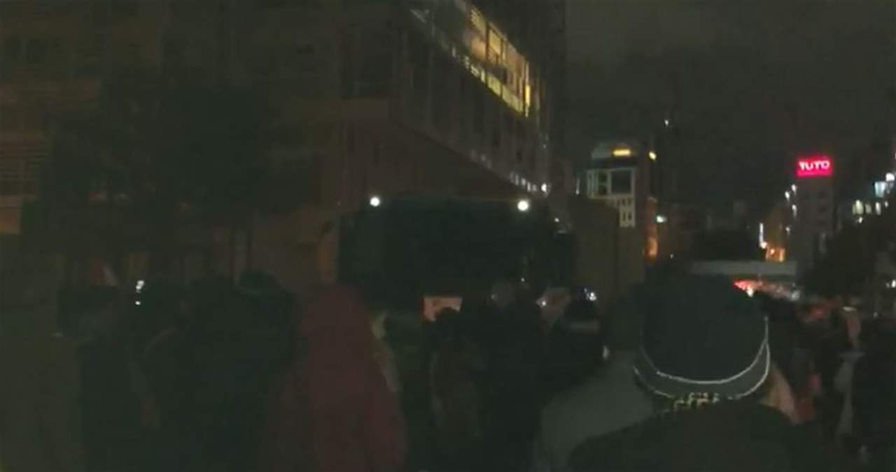 محتجون يتجمعون عشية جلسات الثقة.. ودعوات للإضراب غدا 