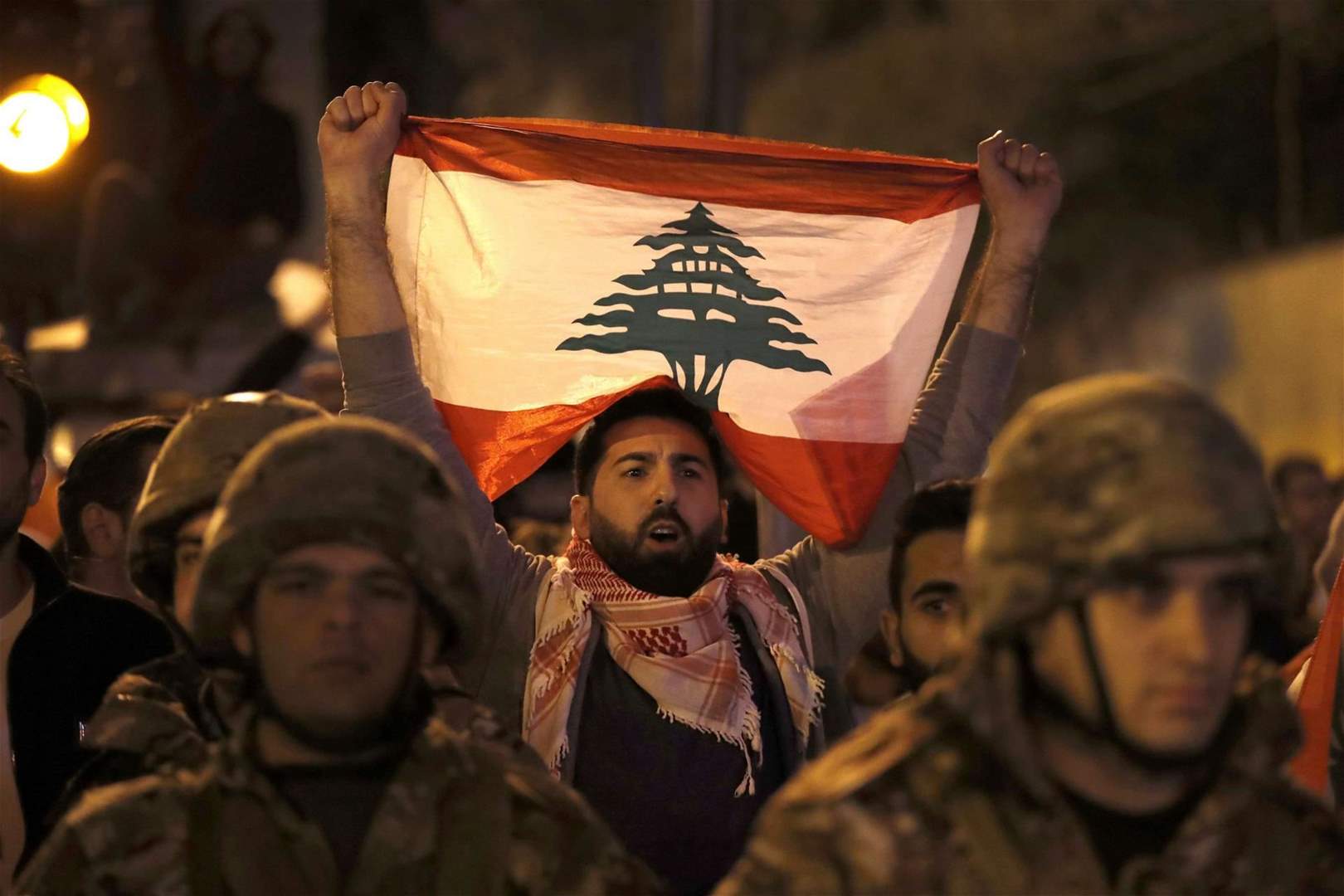 "الأخبار": الجيش اتخذ قراراً بفتح الطريق أمام النواب والوزراء 