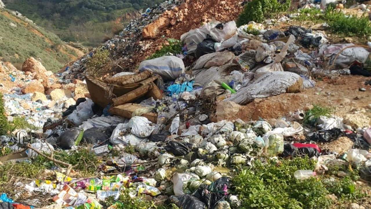 تفريغ حمولة نفايات على طريق عام عيون السمك