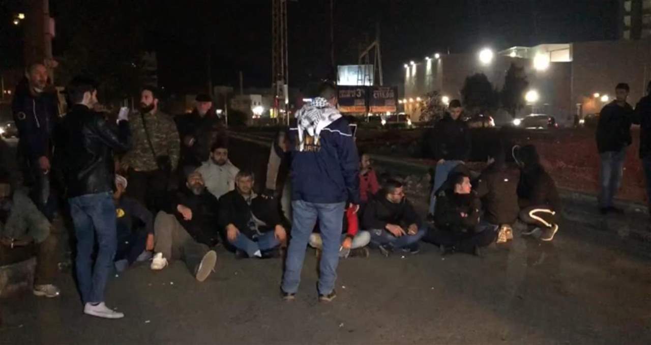 مراسل "الجديد": محتجون يفترشون طريق البحصاص في طرابلس بعد إعلان وفاة الشاب أحمد توفيق متأثراً بجروح أصيب بها في أحداث الجميزات 