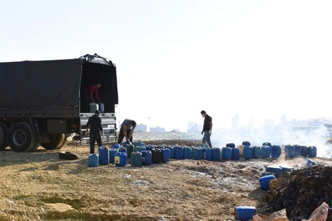 بالصور- اتلاف أطنان من المواد الأولية التي تستخدم في صناعة المخدرات في مكب برج حمود