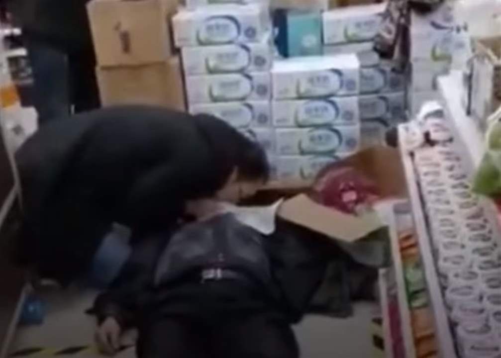 بالفيديو- طبيب صيني يتحدى "كورونا"... أنقذ مريضاً بالتنفس الصناعي