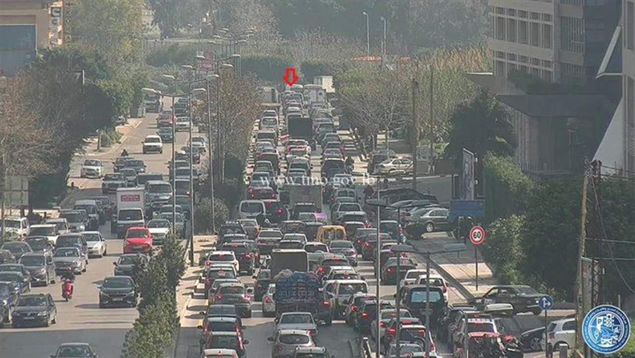 التحكم المروري: تصادم بين 3 مركبات على كورنيش بيار الجميل باتجاه جسر الفيات، الأضرار مادية وحركة المرور كثيفة في المحلة