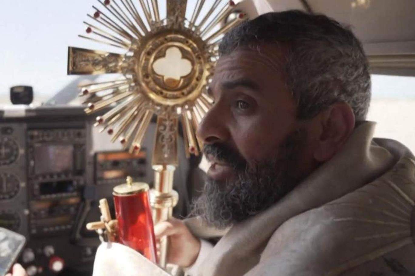 فيديو… كاهن يحلق بطائرة فوق لبنان "لحمايته من فيروس كورونا"