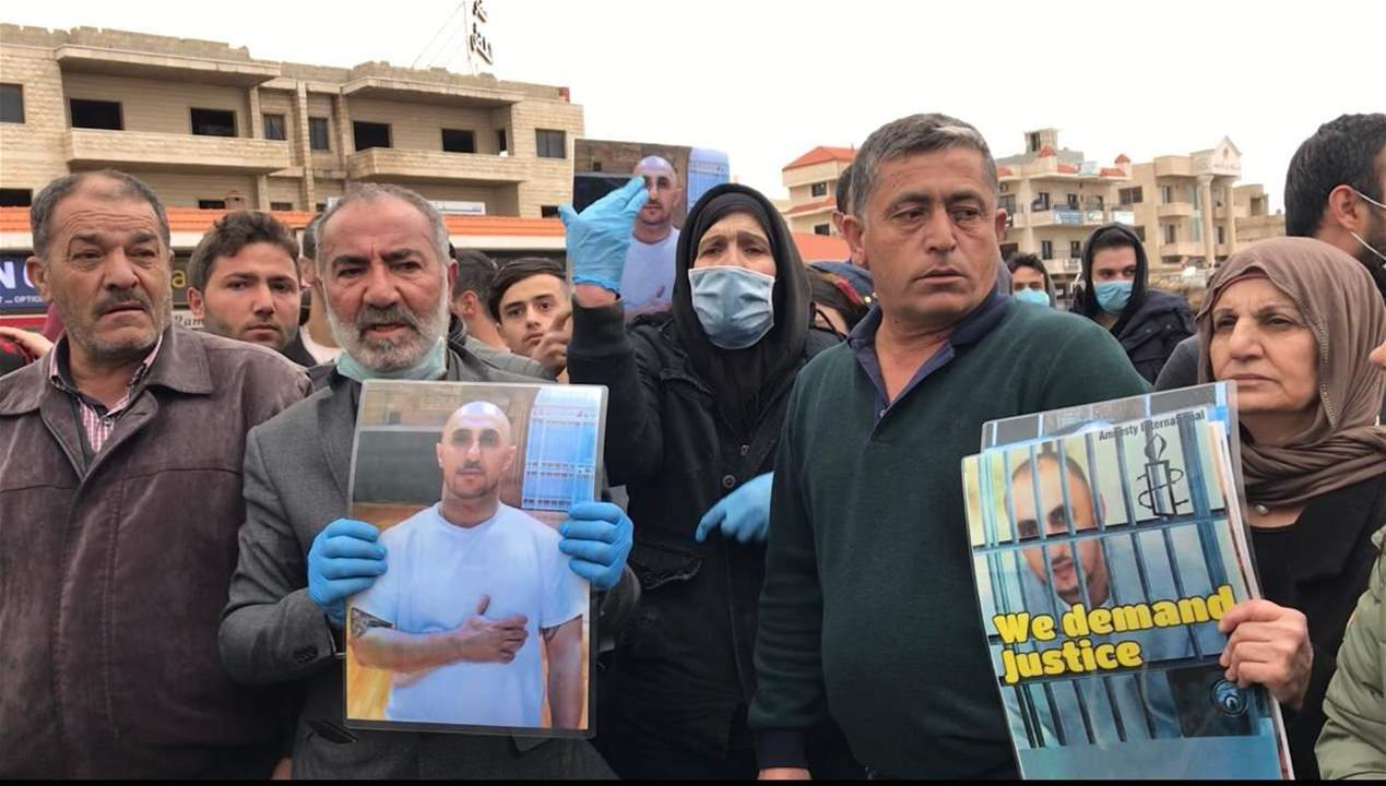 قطع الطريق الدولية في دورس - بعلبك للمطالبة بالعفو العام