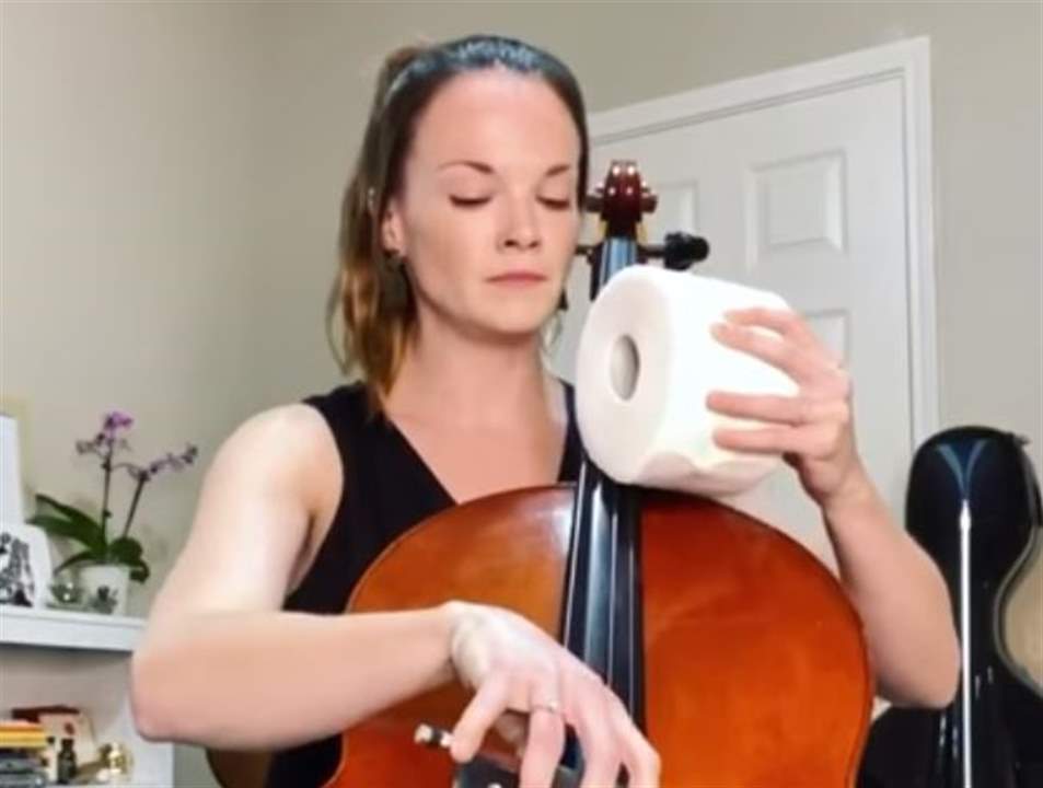 بالفيديو- فنانة أميركية تعزف "البجعة المحتضرة" بـ"ورق التواليت"!