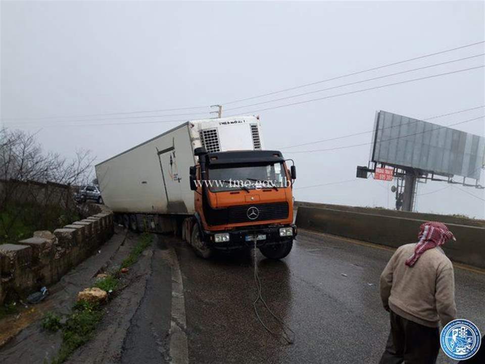 التحكم المروري: انزلاق شاحنة على طريق الكحالة صعوداً تسبب بازدحام مروري في المحلة