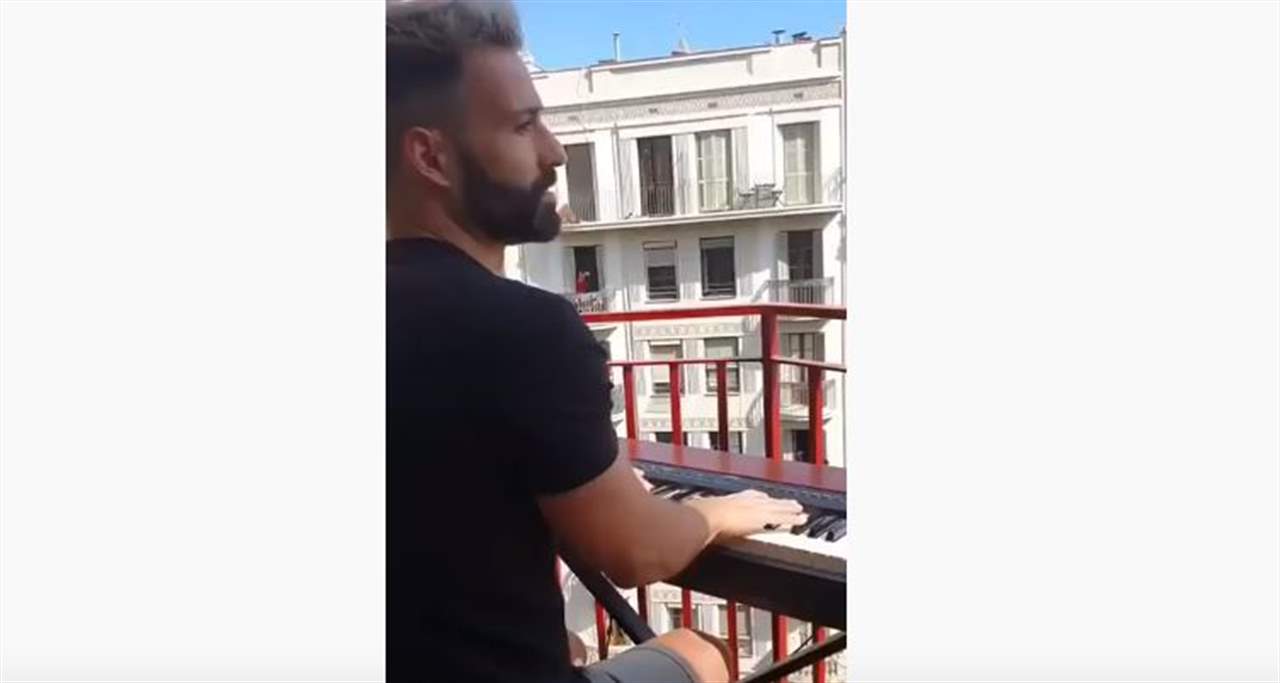  عازف في الحجر الصحي يعزف أغنية تايتانيك الشهيرة من شرفة منزله