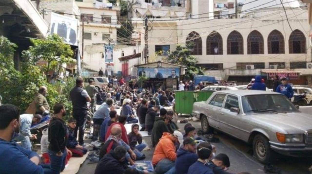 مصلون أدوا صلاة الجمعة أمام المساجد في طرابلس