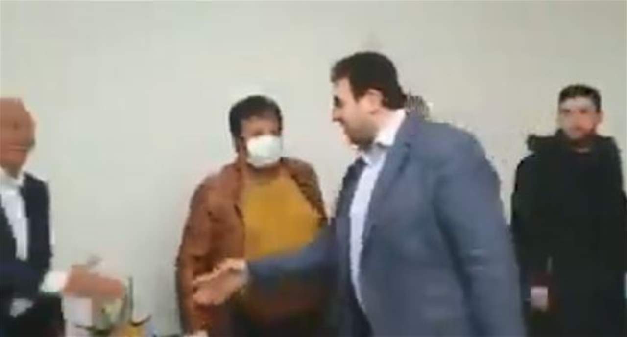 في زمن الكورونا... النائب وليد البعريني يصافح المواطنين!