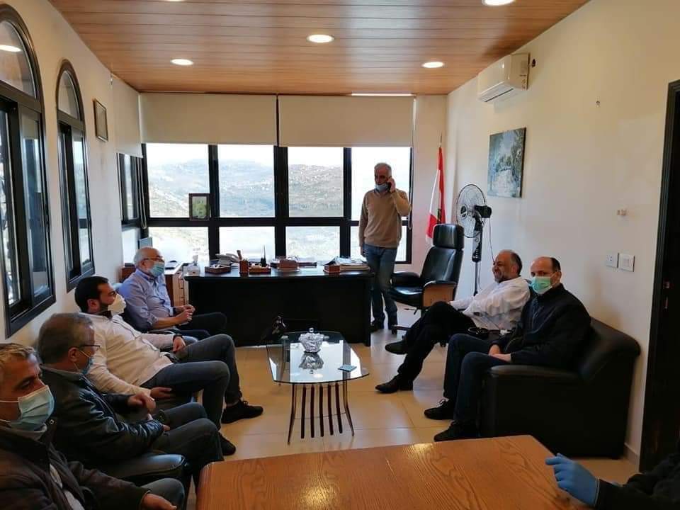 جنبلاط يقدّم دعما لبتاتر بعد تسجيل إصابة بفيروس "كورونا" فيها