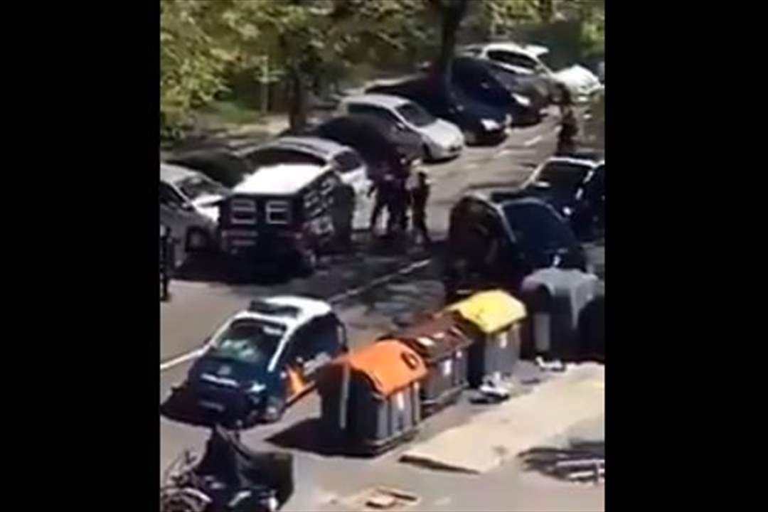 فيديو- رجل يهاجم الشرطة شبه عارٍ: "أنا مصاب بكورونا"