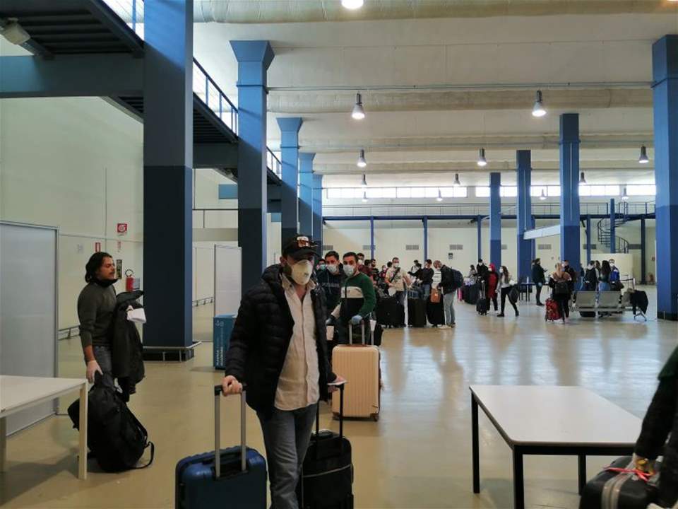 وصول الطلاب اللبنانيين الى مطار "فيوميشينو" في روما استعداداً للعودة
