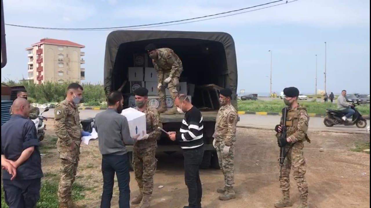 مراسل "الجديد": الجيش بدأ عملية توزيع نحو ٦٠٠ حصة غذائية على عدد من العائلات في طرابلس مقدمة كهبة من جمعية الفضائل للتربية والتعليم في بيروت